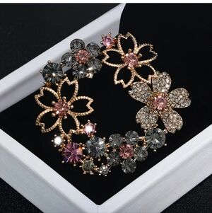 🆕️🌸🪷 FLORAL WREATH RHINESTONE BROOCH PIN🪷🌸